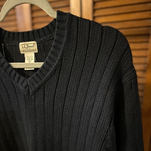 Vintage LL Bean size L means v neck navy blue sweater - Picture 6 of 6